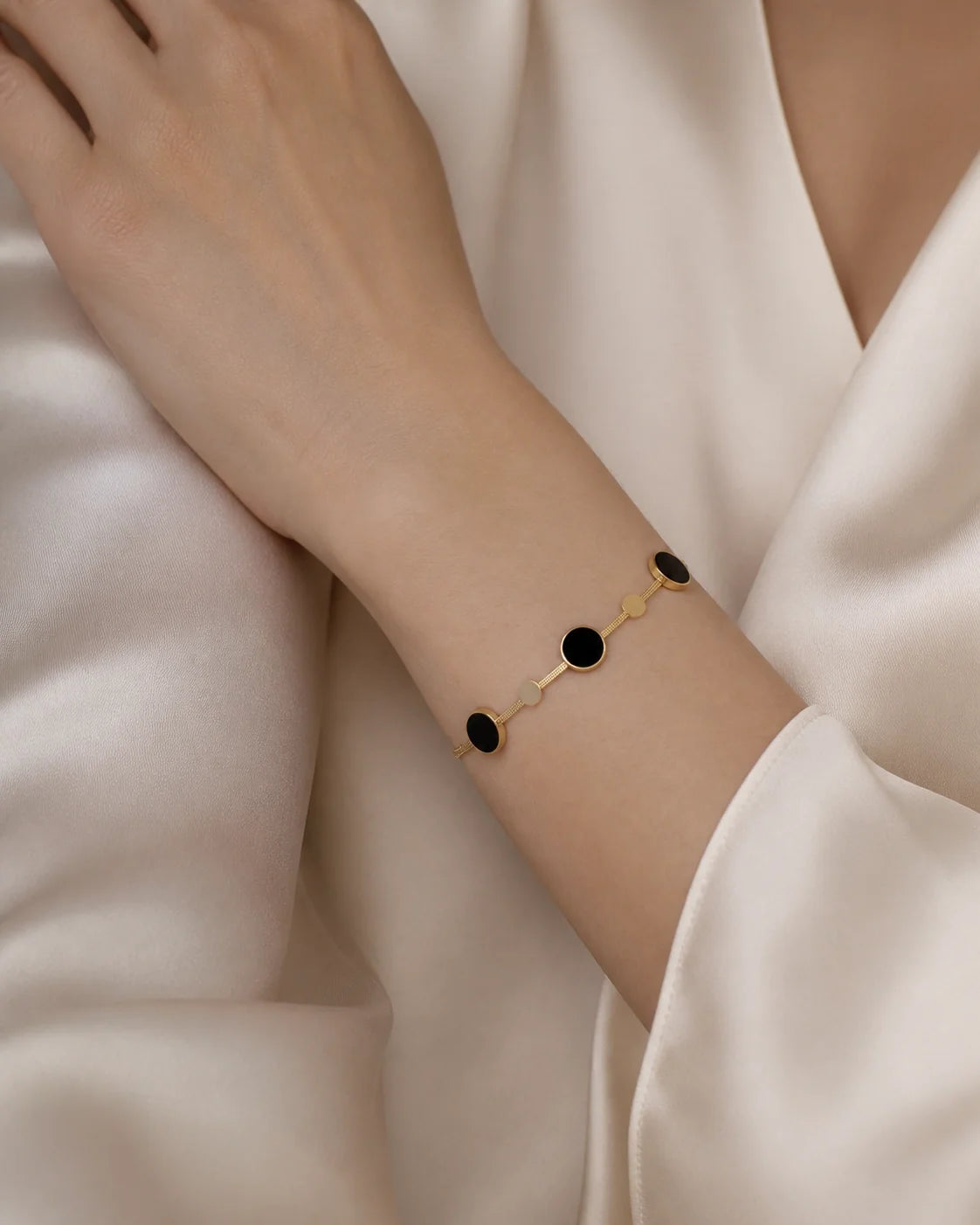 Black gold round Bracelet - Gold Black — lifestyle image