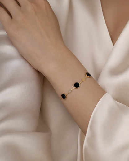 Black gold round Bracelet - Gold Black — lifestyle image